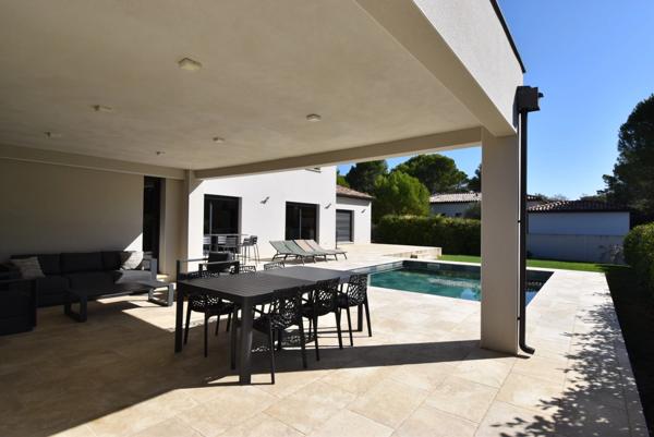 UCHAUX Nord vaucluse, magnifique maison contemporaine de 211 m2 habitables avec piscine garage terrasse sur 2010 m clos