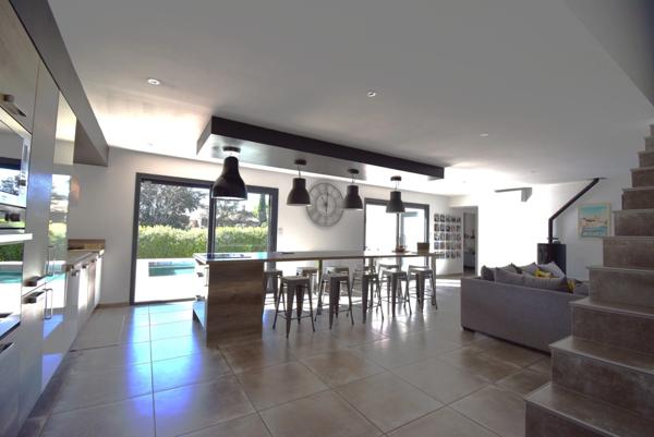UCHAUX Nord vaucluse, magnifique maison contemporaine de 211 m2 habitables avec piscine garage terrasse sur 2010 m clos