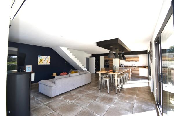 UCHAUX Nord vaucluse, magnifique maison contemporaine de 211 m2 habitables avec piscine garage terrasse sur 2010 m clos