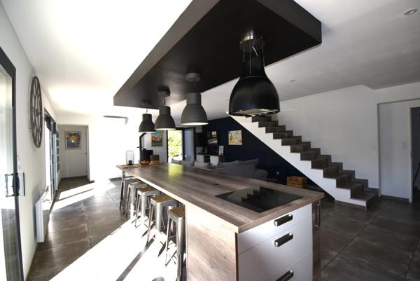 UCHAUX Nord vaucluse, magnifique maison contemporaine de 211 m2 habitables avec piscine garage terrasse sur 2010 m clos