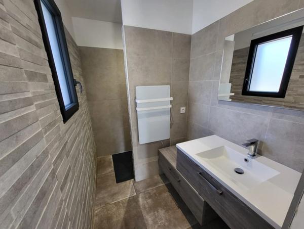 UCHAUX Nord vaucluse, magnifique maison contemporaine de 211 m2 habitables avec piscine garage terrasse sur 2010 m clos