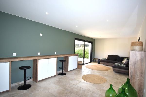 UCHAUX Nord vaucluse, magnifique maison contemporaine de 211 m2 habitables avec piscine garage terrasse sur 2010 m clos