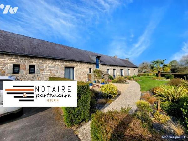 Maison d'habitation en pierres dans hameau en campagne