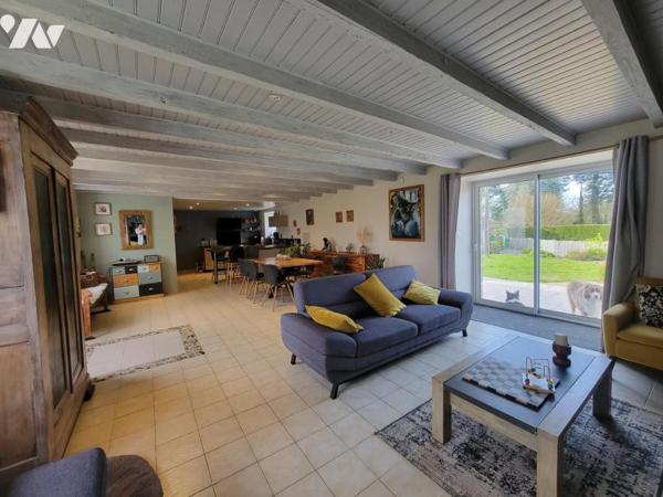 Maison d'habitation en pierres dans hameau en campagne