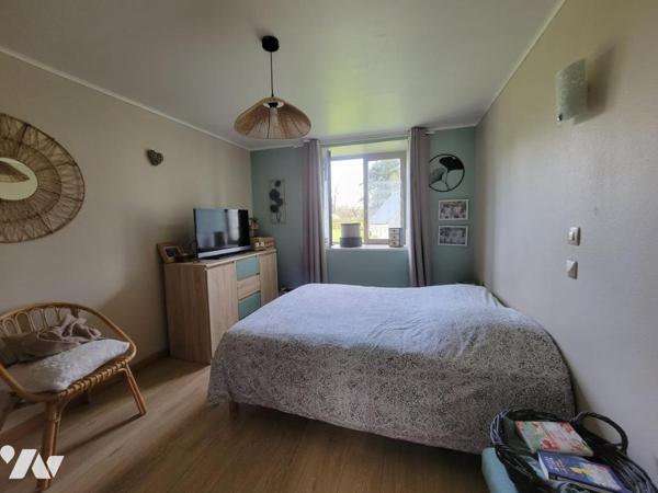 Maison d'habitation en pierres dans hameau en campagne