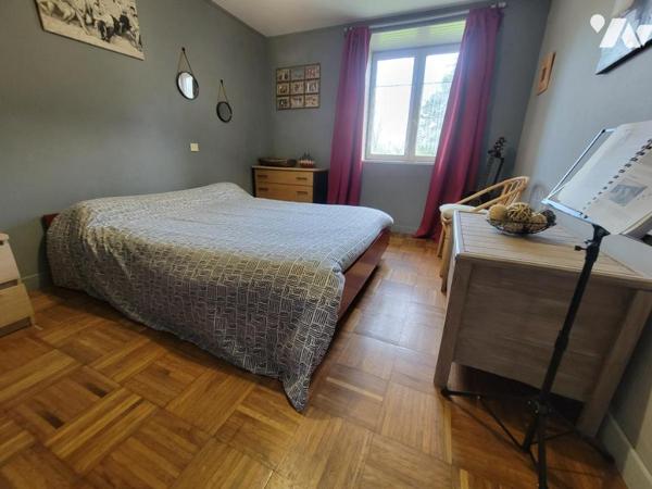 Maison d'habitation en pierres dans hameau en campagne