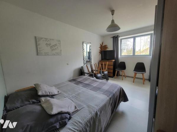 Maison d'habitation en pierres dans hameau en campagne