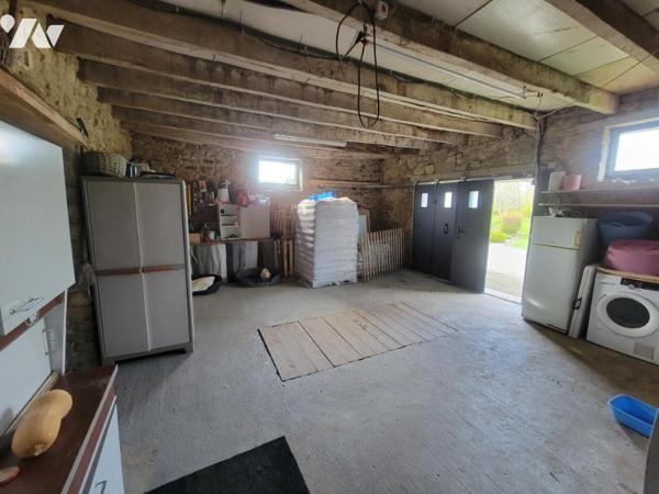 Maison d'habitation en pierres dans hameau en campagne