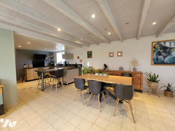 Maison d'habitation en pierres dans hameau en campagne