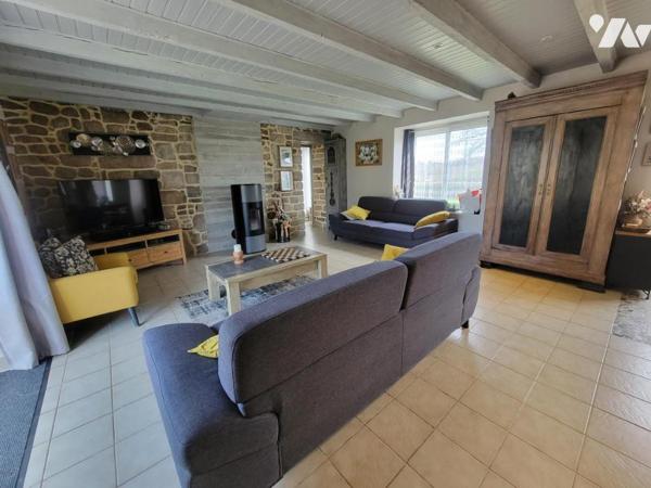 Maison d'habitation en pierres dans hameau en campagne