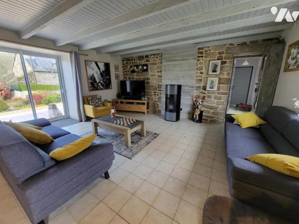 Maison d'habitation en pierres dans hameau en campagne