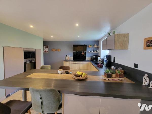 Maison d'habitation en pierres dans hameau en campagne