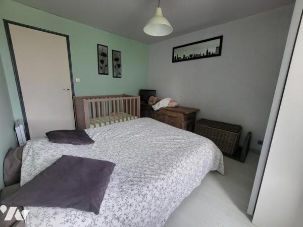 Maison d'habitation en pierres dans hameau en campagne