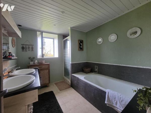 Maison d'habitation en pierres dans hameau en campagne