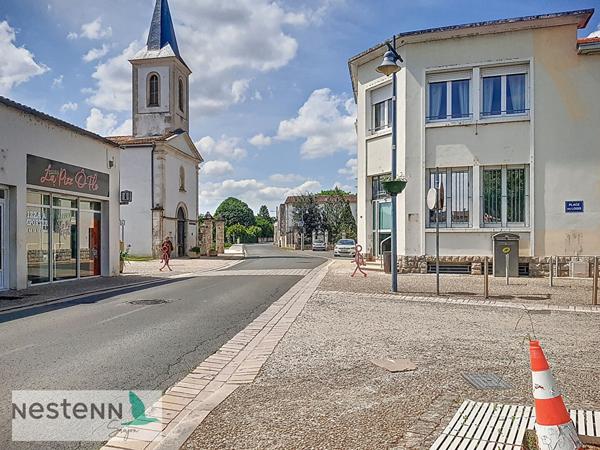 A vendre en plein centre du Gua,  un grand appartement et un local a amenager au rez de chaussee