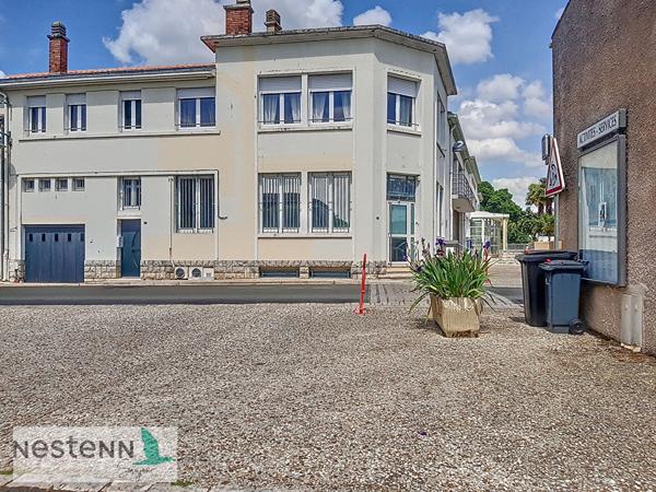 A vendre en plein centre du Gua,  un grand appartement et un local a amenager au rez de chaussee