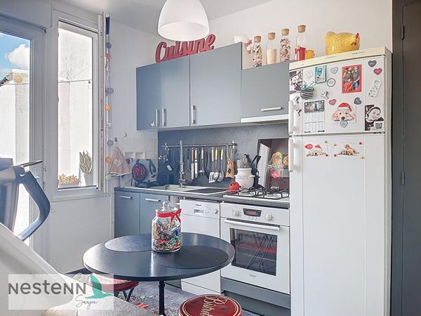 A vendre en plein centre du Gua,  un grand appartement et un local a amenager au rez de chaussee