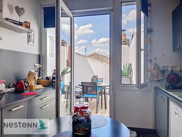 A vendre en plein centre du Gua,  un grand appartement et un local a amenager au rez de chaussee