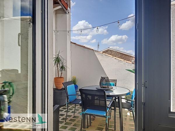 A vendre en plein centre du Gua,  un grand appartement et un local a amenager au rez de chaussee
