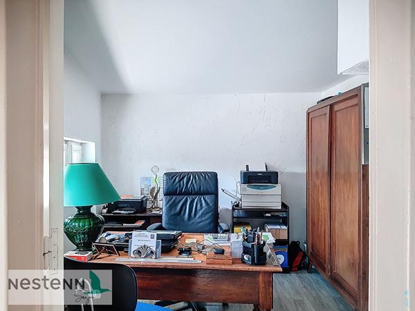 A vendre en plein centre du Gua,  un grand appartement et un local a amenager au rez de chaussee