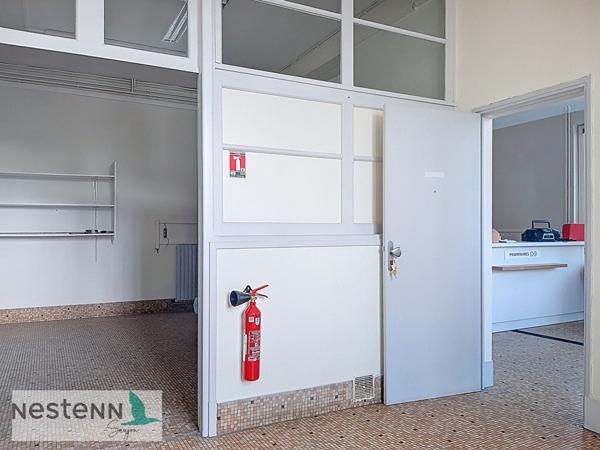 A vendre en plein centre du Gua,  un grand appartement et un local a amenager au rez de chaussee