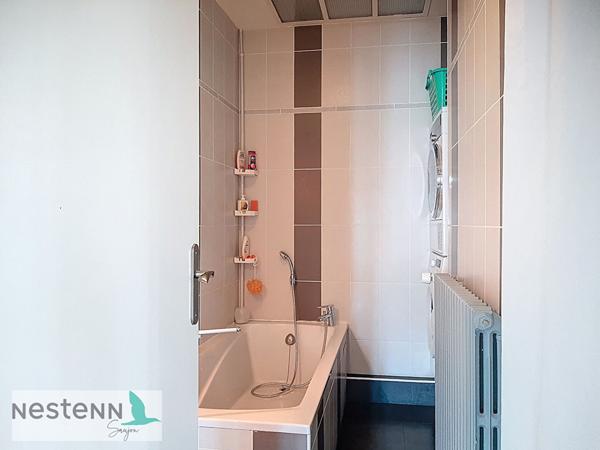 A vendre en plein centre du Gua,  un grand appartement et un local a amenager au rez de chaussee