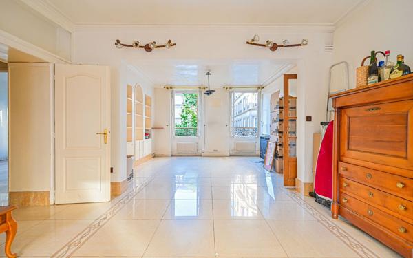 Appartement à vendre    3 pièces • 75 m2 Paris 18