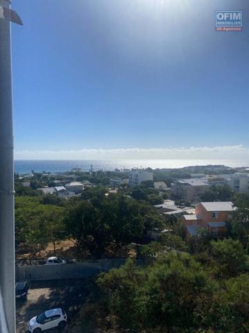 A vendre ce bel appartement de type F2 de 46,80m2 habitable sur la résidence PASSERELLE à Sainte Clotilde.