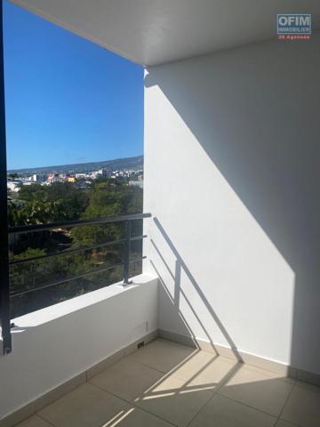 A vendre ce bel appartement de type F2 de 46,80m2 habitable sur la résidence PASSERELLE à Sainte Clotilde.