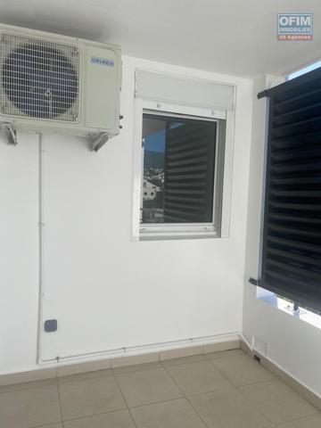 A vendre ce bel appartement de type F2 de 46,80m2 habitable sur la résidence PASSERELLE à Sainte Clotilde.