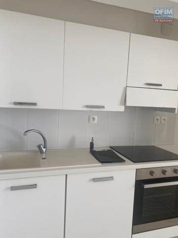 A vendre ce bel appartement de type F2 de 46,80m2 habitable sur la résidence PASSERELLE à Sainte Clotilde.