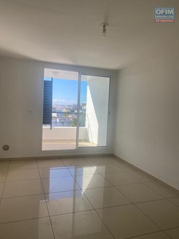 A vendre ce bel appartement de type F2 de 46,80m2 habitable sur la résidence PASSERELLE à Sainte Clotilde.