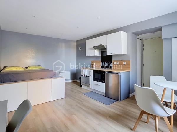 Idéal investissement locatif ou premier achat
Découvrez ce charmant studio de 21 m², situé en rez-de-chaussée d'un petit immeuble de seulement 4 lots, offrant un cadre de vie calme et intimiste.
Ce bien bénéficie d'un emplacement recherché, à proximité immédiate des commerces, des transports, des écoles et à quelques minutes du centre de Meaux.
Dès l'entrée, vous apprécierez une pièce de vie agréable et fonctionnelle, parfaitement optimisée. La cuisine équipée permet une installation immédiate, tandis que la salle d'eau avec WC complète harmonieusement l'ensemble.
Les atouts du bien
Studio de 21 m² en rez-de-chaussée.
Petit immeuble de 4 lots, gage de tranquillité.
Cuisine entièrement équipée.
Très faibles charges de copropriété 
Idéal pour un investissement locatif rentable ou un premier achat.
Proche de toutes les commodités et des axes principaux.
Ce studio représente une excellente opportunité d'acquérir un bien à faible coût d'entretien, dans une copropriété à taille humaine, offrant un excellent potentiel patrimonial.
Pour toute information complémentaire ou pour organiser une visite, contactez moi dès maintenant. Une visite suffira à apprécier tout le potentiel de ce bien.