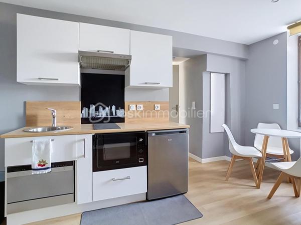 Idéal investissement locatif ou premier achat
Découvrez ce charmant studio de 21 m², situé en rez-de-chaussée d'un petit immeuble de seulement 4 lots, offrant un cadre de vie calme et intimiste.
Ce bien bénéficie d'un emplacement recherché, à proximité immédiate des commerces, des transports, des écoles et à quelques minutes du centre de Meaux.
Dès l'entrée, vous apprécierez une pièce de vie agréable et fonctionnelle, parfaitement optimisée. La cuisine équipée permet une installation immédiate, tandis que la salle d'eau avec WC complète harmonieusement l'ensemble.
Les atouts du bien
Studio de 21 m² en rez-de-chaussée.
Petit immeuble de 4 lots, gage de tranquillité.
Cuisine entièrement équipée.
Très faibles charges de copropriété 
Idéal pour un investissement locatif rentable ou un premier achat.
Proche de toutes les commodités et des axes principaux.
Ce studio représente une excellente opportunité d'acquérir un bien à faible coût d'entretien, dans une copropriété à taille humaine, offrant un excellent potentiel patrimonial.
Pour toute information complémentaire ou pour organiser une visite, contactez moi dès maintenant. Une visite suffira à apprécier tout le potentiel de ce bien.