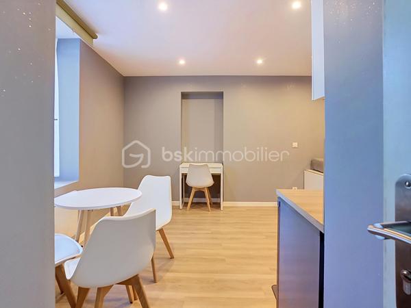 Idéal investissement locatif ou premier achat
Découvrez ce charmant studio de 21 m², situé en rez-de-chaussée d'un petit immeuble de seulement 4 lots, offrant un cadre de vie calme et intimiste.
Ce bien bénéficie d'un emplacement recherché, à proximité immédiate des commerces, des transports, des écoles et à quelques minutes du centre de Meaux.
Dès l'entrée, vous apprécierez une pièce de vie agréable et fonctionnelle, parfaitement optimisée. La cuisine équipée permet une installation immédiate, tandis que la salle d'eau avec WC complète harmonieusement l'ensemble.
Les atouts du bien
Studio de 21 m² en rez-de-chaussée.
Petit immeuble de 4 lots, gage de tranquillité.
Cuisine entièrement équipée.
Très faibles charges de copropriété 
Idéal pour un investissement locatif rentable ou un premier achat.
Proche de toutes les commodités et des axes principaux.
Ce studio représente une excellente opportunité d'acquérir un bien à faible coût d'entretien, dans une copropriété à taille humaine, offrant un excellent potentiel patrimonial.
Pour toute information complémentaire ou pour organiser une visite, contactez moi dès maintenant. Une visite suffira à apprécier tout le potentiel de ce bien.