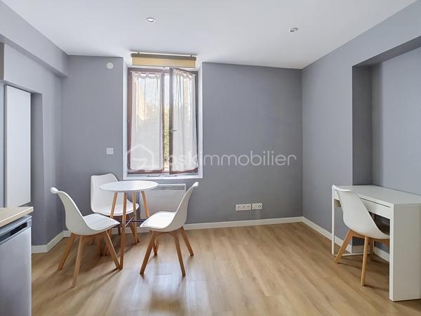 Idéal investissement locatif ou premier achat
Découvrez ce charmant studio de 21 m², situé en rez-de-chaussée d'un petit immeuble de seulement 4 lots, offrant un cadre de vie calme et intimiste.
Ce bien bénéficie d'un emplacement recherché, à proximité immédiate des commerces, des transports, des écoles et à quelques minutes du centre de Meaux.
Dès l'entrée, vous apprécierez une pièce de vie agréable et fonctionnelle, parfaitement optimisée. La cuisine équipée permet une installation immédiate, tandis que la salle d'eau avec WC complète harmonieusement l'ensemble.
Les atouts du bien
Studio de 21 m² en rez-de-chaussée.
Petit immeuble de 4 lots, gage de tranquillité.
Cuisine entièrement équipée.
Très faibles charges de copropriété 
Idéal pour un investissement locatif rentable ou un premier achat.
Proche de toutes les commodités et des axes principaux.
Ce studio représente une excellente opportunité d'acquérir un bien à faible coût d'entretien, dans une copropriété à taille humaine, offrant un excellent potentiel patrimonial.
Pour toute information complémentaire ou pour organiser une visite, contactez moi dès maintenant. Une visite suffira à apprécier tout le potentiel de ce bien.