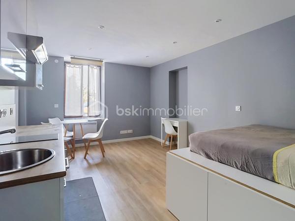 Idéal investissement locatif ou premier achat
Découvrez ce charmant studio de 21 m², situé en rez-de-chaussée d'un petit immeuble de seulement 4 lots, offrant un cadre de vie calme et intimiste.
Ce bien bénéficie d'un emplacement recherché, à proximité immédiate des commerces, des transports, des écoles et à quelques minutes du centre de Meaux.
Dès l'entrée, vous apprécierez une pièce de vie agréable et fonctionnelle, parfaitement optimisée. La cuisine équipée permet une installation immédiate, tandis que la salle d'eau avec WC complète harmonieusement l'ensemble.
Les atouts du bien
Studio de 21 m² en rez-de-chaussée.
Petit immeuble de 4 lots, gage de tranquillité.
Cuisine entièrement équipée.
Très faibles charges de copropriété 
Idéal pour un investissement locatif rentable ou un premier achat.
Proche de toutes les commodités et des axes principaux.
Ce studio représente une excellente opportunité d'acquérir un bien à faible coût d'entretien, dans une copropriété à taille humaine, offrant un excellent potentiel patrimonial.
Pour toute information complémentaire ou pour organiser une visite, contactez moi dès maintenant. Une visite suffira à apprécier tout le potentiel de ce bien.