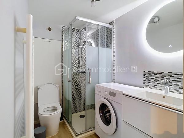 Idéal investissement locatif ou premier achat
Découvrez ce charmant studio de 21 m², situé en rez-de-chaussée d'un petit immeuble de seulement 4 lots, offrant un cadre de vie calme et intimiste.
Ce bien bénéficie d'un emplacement recherché, à proximité immédiate des commerces, des transports, des écoles et à quelques minutes du centre de Meaux.
Dès l'entrée, vous apprécierez une pièce de vie agréable et fonctionnelle, parfaitement optimisée. La cuisine équipée permet une installation immédiate, tandis que la salle d'eau avec WC complète harmonieusement l'ensemble.
Les atouts du bien
Studio de 21 m² en rez-de-chaussée.
Petit immeuble de 4 lots, gage de tranquillité.
Cuisine entièrement équipée.
Très faibles charges de copropriété 
Idéal pour un investissement locatif rentable ou un premier achat.
Proche de toutes les commodités et des axes principaux.
Ce studio représente une excellente opportunité d'acquérir un bien à faible coût d'entretien, dans une copropriété à taille humaine, offrant un excellent potentiel patrimonial.
Pour toute information complémentaire ou pour organiser une visite, contactez moi dès maintenant. Une visite suffira à apprécier tout le potentiel de ce bien.