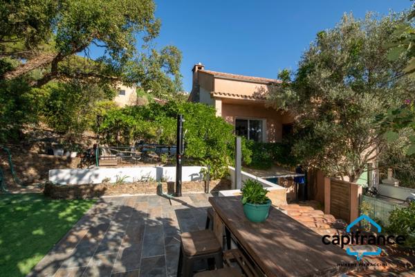 Bormes les mimosas 83 Maison constituée par deux appartements , le lot 1 et 2 constitué par un appartement et 387 m2