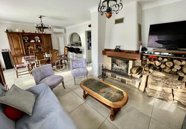 Et si votre prochaine maison était déjà prête à accueillir votre famille, vos voitures… et vos projets ?
Situé à Dammarie-lès-Lys, dans un environnement résidentiel, ce pavillon traditionnel offre une combinaison particulièrement intéressante : de beaux volumes, 4 chambres, un sous-sol total, un terrain de plus de 600 m² et un excellent niveau de confort énergétique.
Dès l'entrée, la maison dévoile une grande pièce de vie chaleureuse, prolongée par une belle cuisine ouverte, aménagée et équipée, avec notamment son piano de cuisson. Le salon profite quant à lui d'une cheminée avec insert, parfaite pour les soirées d'hiver.
👨‍👩‍👧‍👦 Une vraie maison familiale
Avec 4 chambres spacieuses, dont 2 au rez-de-chaussée, chacun peut trouver son espace. Une configuration particulièrement appréciable pour une famille, mais également pour ceux qui souhaitent disposer de chambres d'amis ou d'un bureau.
La maison dispose également de 2 WC.
Et puis il y a ce qui ne se voit pas toujours sur les photos… mais qui change véritablement le quotidien :
👉 un sous-sol total, comprenant notamment une salle d'eau et un espace cuisine d'été, offrant de nombreuses possibilités : atelier, stockage, espace loisirs, bricolage, réception…
🔑 Le gros avantage : vous pouvez poser vos valises !
Pas de gros travaux à envisager : la maison a bénéficié d'une isolation par l'intérieur ET par l'extérieur et d'une pompe à chaleur récente.
Résultat : DPE C, pour un confort thermique et énergétique particulièrement appréciable.
🌳 Et dehors ?
Le terrain de plus de 600 m² offre suffisamment d'espace pour profiter du jardin, créer un potager, installer un espace repas ou simplement laisser les enfants profiter des beaux jours.
Autre avantage rarement négligeable en région parisienne : le stationnement est particulièrement confortable, avec la possibilité de rentrer 4 à 5 véhicules en toute sécurité sur la propriété.
📍 Et pour le quotidien ?
L'adresse bénéficie d'un environnement pratique : écoles à proximité, lignes de bus permettant de rejoindre les différents secteurs de Dammarie-lès-Lys et accès à la gare de Vosves et au RER D. La proximité de Melun permet également de profiter de sa gare, de ses commerces et de ses nombreux services.
Une maison qui combine l'espace d'un pavillon, le confort d'équipements récents et la praticité d'un secteur bien implanté dans l'agglomération de Melun.
❤️ En résumé : 4 chambres + 2 chambres au RDC + sous-sol total + terrain >600 m² + pompe à chaleur récente + isolation intérieure/extérieure + DPE C + 4/5 stationnements + aucun travaux important à prévoir.
Il ne vous reste plus qu'à imaginer votre nouvelle vie ici…
📞 Une visite ? Contactez-moi, je me ferai un plaisir de vous faire découvrir cette maison.