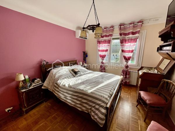 Et si votre prochaine maison était déjà prête à accueillir votre famille, vos voitures… et vos projets ?
Situé à Dammarie-lès-Lys, dans un environnement résidentiel, ce pavillon traditionnel offre une combinaison particulièrement intéressante : de beaux volumes, 4 chambres, un sous-sol total, un terrain de plus de 600 m² et un excellent niveau de confort énergétique.
Dès l'entrée, la maison dévoile une grande pièce de vie chaleureuse, prolongée par une belle cuisine ouverte, aménagée et équipée, avec notamment son piano de cuisson. Le salon profite quant à lui d'une cheminée avec insert, parfaite pour les soirées d'hiver.
👨‍👩‍👧‍👦 Une vraie maison familiale
Avec 4 chambres spacieuses, dont 2 au rez-de-chaussée, chacun peut trouver son espace. Une configuration particulièrement appréciable pour une famille, mais également pour ceux qui souhaitent disposer de chambres d'amis ou d'un bureau.
La maison dispose également de 2 WC.
Et puis il y a ce qui ne se voit pas toujours sur les photos… mais qui change véritablement le quotidien :
👉 un sous-sol total, comprenant notamment une salle d'eau et un espace cuisine d'été, offrant de nombreuses possibilités : atelier, stockage, espace loisirs, bricolage, réception…
🔑 Le gros avantage : vous pouvez poser vos valises !
Pas de gros travaux à envisager : la maison a bénéficié d'une isolation par l'intérieur ET par l'extérieur et d'une pompe à chaleur récente.
Résultat : DPE C, pour un confort thermique et énergétique particulièrement appréciable.
🌳 Et dehors ?
Le terrain de plus de 600 m² offre suffisamment d'espace pour profiter du jardin, créer un potager, installer un espace repas ou simplement laisser les enfants profiter des beaux jours.
Autre avantage rarement négligeable en région parisienne : le stationnement est particulièrement confortable, avec la possibilité de rentrer 4 à 5 véhicules en toute sécurité sur la propriété.
📍 Et pour le quotidien ?
L'adresse bénéficie d'un environnement pratique : écoles à proximité, lignes de bus permettant de rejoindre les différents secteurs de Dammarie-lès-Lys et accès à la gare de Vosves et au RER D. La proximité de Melun permet également de profiter de sa gare, de ses commerces et de ses nombreux services.
Une maison qui combine l'espace d'un pavillon, le confort d'équipements récents et la praticité d'un secteur bien implanté dans l'agglomération de Melun.
❤️ En résumé : 4 chambres + 2 chambres au RDC + sous-sol total + terrain >600 m² + pompe à chaleur récente + isolation intérieure/extérieure + DPE C + 4/5 stationnements + aucun travaux important à prévoir.
Il ne vous reste plus qu'à imaginer votre nouvelle vie ici…
📞 Une visite ? Contactez-moi, je me ferai un plaisir de vous faire découvrir cette maison.
