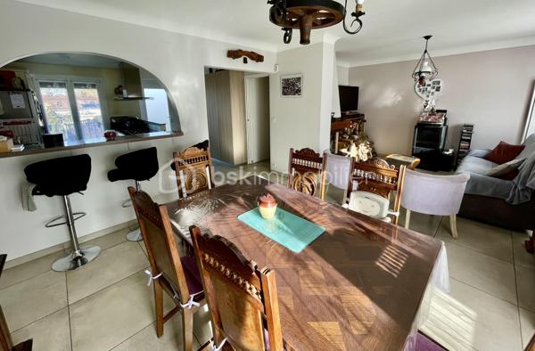 Et si votre prochaine maison était déjà prête à accueillir votre famille, vos voitures… et vos projets ?
Situé à Dammarie-lès-Lys, dans un environnement résidentiel, ce pavillon traditionnel offre une combinaison particulièrement intéressante : de beaux volumes, 4 chambres, un sous-sol total, un terrain de plus de 600 m² et un excellent niveau de confort énergétique.
Dès l'entrée, la maison dévoile une grande pièce de vie chaleureuse, prolongée par une belle cuisine ouverte, aménagée et équipée, avec notamment son piano de cuisson. Le salon profite quant à lui d'une cheminée avec insert, parfaite pour les soirées d'hiver.
👨‍👩‍👧‍👦 Une vraie maison familiale
Avec 4 chambres spacieuses, dont 2 au rez-de-chaussée, chacun peut trouver son espace. Une configuration particulièrement appréciable pour une famille, mais également pour ceux qui souhaitent disposer de chambres d'amis ou d'un bureau.
La maison dispose également de 2 WC.
Et puis il y a ce qui ne se voit pas toujours sur les photos… mais qui change véritablement le quotidien :
👉 un sous-sol total, comprenant notamment une salle d'eau et un espace cuisine d'été, offrant de nombreuses possibilités : atelier, stockage, espace loisirs, bricolage, réception…
🔑 Le gros avantage : vous pouvez poser vos valises !
Pas de gros travaux à envisager : la maison a bénéficié d'une isolation par l'intérieur ET par l'extérieur et d'une pompe à chaleur récente.
Résultat : DPE C, pour un confort thermique et énergétique particulièrement appréciable.
🌳 Et dehors ?
Le terrain de plus de 600 m² offre suffisamment d'espace pour profiter du jardin, créer un potager, installer un espace repas ou simplement laisser les enfants profiter des beaux jours.
Autre avantage rarement négligeable en région parisienne : le stationnement est particulièrement confortable, avec la possibilité de rentrer 4 à 5 véhicules en toute sécurité sur la propriété.
📍 Et pour le quotidien ?
L'adresse bénéficie d'un environnement pratique : écoles à proximité, lignes de bus permettant de rejoindre les différents secteurs de Dammarie-lès-Lys et accès à la gare de Vosves et au RER D. La proximité de Melun permet également de profiter de sa gare, de ses commerces et de ses nombreux services.
Une maison qui combine l'espace d'un pavillon, le confort d'équipements récents et la praticité d'un secteur bien implanté dans l'agglomération de Melun.
❤️ En résumé : 4 chambres + 2 chambres au RDC + sous-sol total + terrain >600 m² + pompe à chaleur récente + isolation intérieure/extérieure + DPE C + 4/5 stationnements + aucun travaux important à prévoir.
Il ne vous reste plus qu'à imaginer votre nouvelle vie ici…
📞 Une visite ? Contactez-moi, je me ferai un plaisir de vous faire découvrir cette maison.