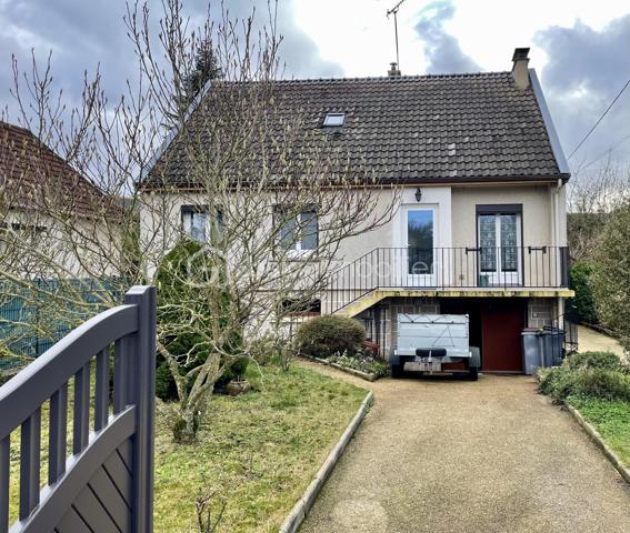 Et si votre prochaine maison était déjà prête à accueillir votre famille, vos voitures… et vos projets ?
Situé à Dammarie-lès-Lys, dans un environnement résidentiel, ce pavillon traditionnel offre une combinaison particulièrement intéressante : de beaux volumes, 4 chambres, un sous-sol total, un terrain de plus de 600 m² et un excellent niveau de confort énergétique.
Dès l'entrée, la maison dévoile une grande pièce de vie chaleureuse, prolongée par une belle cuisine ouverte, aménagée et équipée, avec notamment son piano de cuisson. Le salon profite quant à lui d'une cheminée avec insert, parfaite pour les soirées d'hiver.
👨‍👩‍👧‍👦 Une vraie maison familiale
Avec 4 chambres spacieuses, dont 2 au rez-de-chaussée, chacun peut trouver son espace. Une configuration particulièrement appréciable pour une famille, mais également pour ceux qui souhaitent disposer de chambres d'amis ou d'un bureau.
La maison dispose également de 2 WC.
Et puis il y a ce qui ne se voit pas toujours sur les photos… mais qui change véritablement le quotidien :
👉 un sous-sol total, comprenant notamment une salle d'eau et un espace cuisine d'été, offrant de nombreuses possibilités : atelier, stockage, espace loisirs, bricolage, réception…
🔑 Le gros avantage : vous pouvez poser vos valises !
Pas de gros travaux à envisager : la maison a bénéficié d'une isolation par l'intérieur ET par l'extérieur et d'une pompe à chaleur récente.
Résultat : DPE C, pour un confort thermique et énergétique particulièrement appréciable.
🌳 Et dehors ?
Le terrain de plus de 600 m² offre suffisamment d'espace pour profiter du jardin, créer un potager, installer un espace repas ou simplement laisser les enfants profiter des beaux jours.
Autre avantage rarement négligeable en région parisienne : le stationnement est particulièrement confortable, avec la possibilité de rentrer 4 à 5 véhicules en toute sécurité sur la propriété.
📍 Et pour le quotidien ?
L'adresse bénéficie d'un environnement pratique : écoles à proximité, lignes de bus permettant de rejoindre les différents secteurs de Dammarie-lès-Lys et accès à la gare de Vosves et au RER D. La proximité de Melun permet également de profiter de sa gare, de ses commerces et de ses nombreux services.
Une maison qui combine l'espace d'un pavillon, le confort d'équipements récents et la praticité d'un secteur bien implanté dans l'agglomération de Melun.
❤️ En résumé : 4 chambres + 2 chambres au RDC + sous-sol total + terrain >600 m² + pompe à chaleur récente + isolation intérieure/extérieure + DPE C + 4/5 stationnements + aucun travaux important à prévoir.
Il ne vous reste plus qu'à imaginer votre nouvelle vie ici…
📞 Une visite ? Contactez-moi, je me ferai un plaisir de vous faire découvrir cette maison.