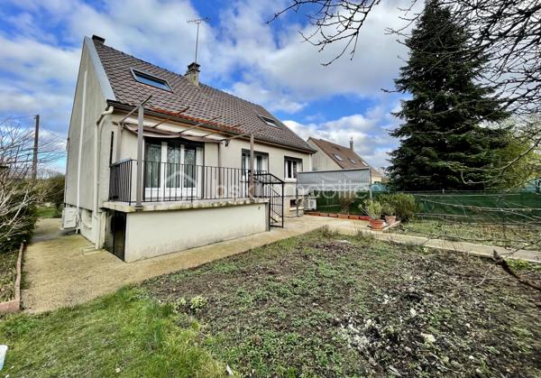 Et si votre prochaine maison était déjà prête à accueillir votre famille, vos voitures… et vos projets ?
Situé à Dammarie-lès-Lys, dans un environnement résidentiel, ce pavillon traditionnel offre une combinaison particulièrement intéressante : de beaux volumes, 4 chambres, un sous-sol total, un terrain de plus de 600 m² et un excellent niveau de confort énergétique.
Dès l'entrée, la maison dévoile une grande pièce de vie chaleureuse, prolongée par une belle cuisine ouverte, aménagée et équipée, avec notamment son piano de cuisson. Le salon profite quant à lui d'une cheminée avec insert, parfaite pour les soirées d'hiver.
👨‍👩‍👧‍👦 Une vraie maison familiale
Avec 4 chambres spacieuses, dont 2 au rez-de-chaussée, chacun peut trouver son espace. Une configuration particulièrement appréciable pour une famille, mais également pour ceux qui souhaitent disposer de chambres d'amis ou d'un bureau.
La maison dispose également de 2 WC.
Et puis il y a ce qui ne se voit pas toujours sur les photos… mais qui change véritablement le quotidien :
👉 un sous-sol total, comprenant notamment une salle d'eau et un espace cuisine d'été, offrant de nombreuses possibilités : atelier, stockage, espace loisirs, bricolage, réception…
🔑 Le gros avantage : vous pouvez poser vos valises !
Pas de gros travaux à envisager : la maison a bénéficié d'une isolation par l'intérieur ET par l'extérieur et d'une pompe à chaleur récente.
Résultat : DPE C, pour un confort thermique et énergétique particulièrement appréciable.
🌳 Et dehors ?
Le terrain de plus de 600 m² offre suffisamment d'espace pour profiter du jardin, créer un potager, installer un espace repas ou simplement laisser les enfants profiter des beaux jours.
Autre avantage rarement négligeable en région parisienne : le stationnement est particulièrement confortable, avec la possibilité de rentrer 4 à 5 véhicules en toute sécurité sur la propriété.
📍 Et pour le quotidien ?
L'adresse bénéficie d'un environnement pratique : écoles à proximité, lignes de bus permettant de rejoindre les différents secteurs de Dammarie-lès-Lys et accès à la gare de Vosves et au RER D. La proximité de Melun permet également de profiter de sa gare, de ses commerces et de ses nombreux services.
Une maison qui combine l'espace d'un pavillon, le confort d'équipements récents et la praticité d'un secteur bien implanté dans l'agglomération de Melun.
❤️ En résumé : 4 chambres + 2 chambres au RDC + sous-sol total + terrain >600 m² + pompe à chaleur récente + isolation intérieure/extérieure + DPE C + 4/5 stationnements + aucun travaux important à prévoir.
Il ne vous reste plus qu'à imaginer votre nouvelle vie ici…
📞 Une visite ? Contactez-moi, je me ferai un plaisir de vous faire découvrir cette maison.