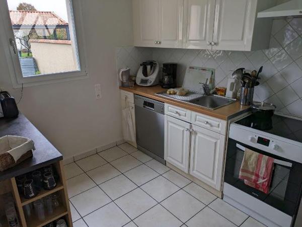 LES HERBIERS - Plain-pied de 2005 en bon état de 70 m² habitables, à proximité des commerces. I...