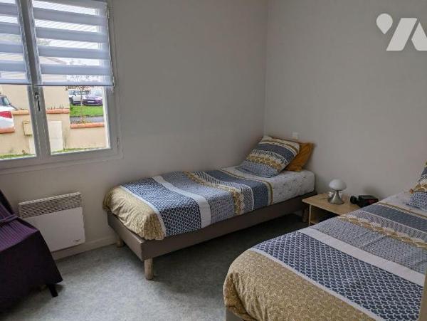 LES HERBIERS - Plain-pied de 2005 en bon état de 70 m² habitables, à proximité des commerces. I...