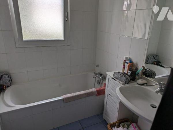 LES HERBIERS - Plain-pied de 2005 en bon état de 70 m² habitables, à proximité des commerces. I...