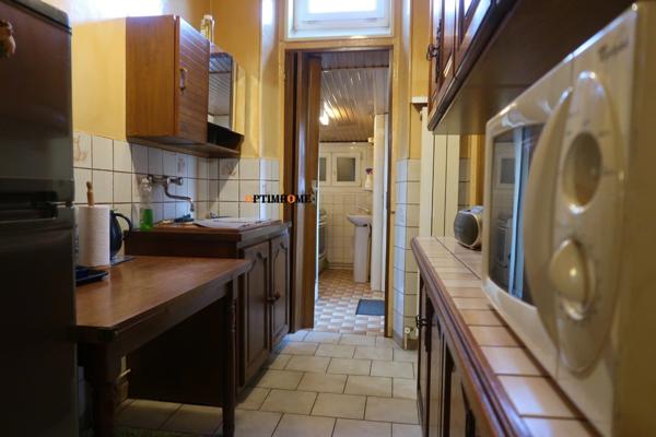 HERSERANGE, PROCHE DU LUXEMBOURG ET DE LA BELGIQUE, MAISON DE VILLE MITOYENNE DE 80 M² + 30M² DE COMBLES A AMENAGER + CAVES + TERRASSE + JARDIN