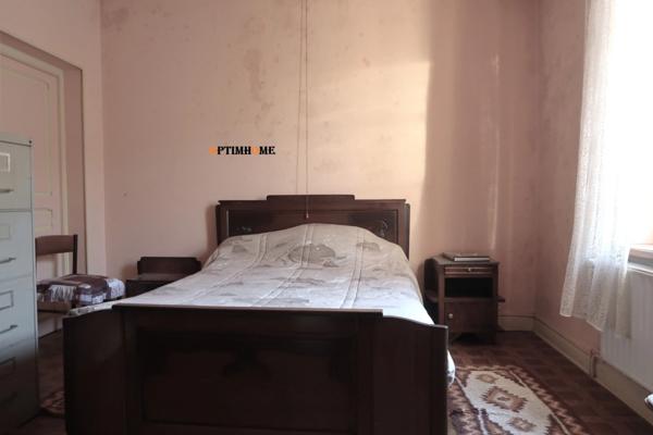 HERSERANGE, PROCHE DU LUXEMBOURG ET DE LA BELGIQUE, MAISON DE VILLE MITOYENNE DE 80 M² + 30M² DE COMBLES A AMENAGER + CAVES + TERRASSE + JARDIN