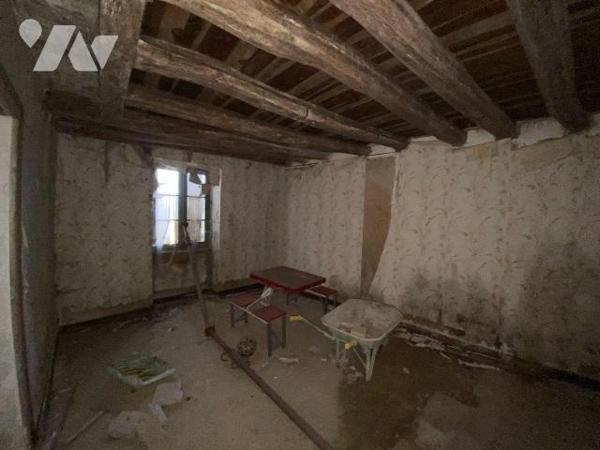 Maison en ruine dans un environnement calme, avec terrain, située dans un cadre paisible, cette...